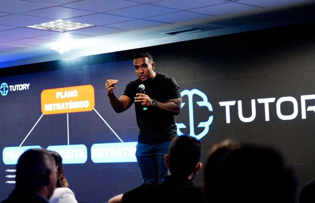 Tutory integra IA para personalizar cronogramas e oferecer suporte 24h aos alunos, mantendo decisões pedagógicas com professores.